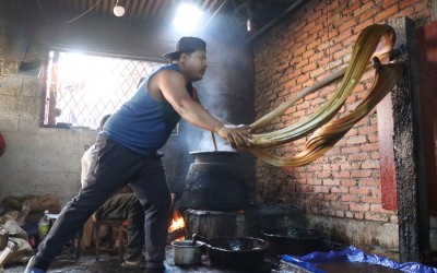  चाकु बनाउन व्यस्त टुख्य: (फोटो फिचर) 